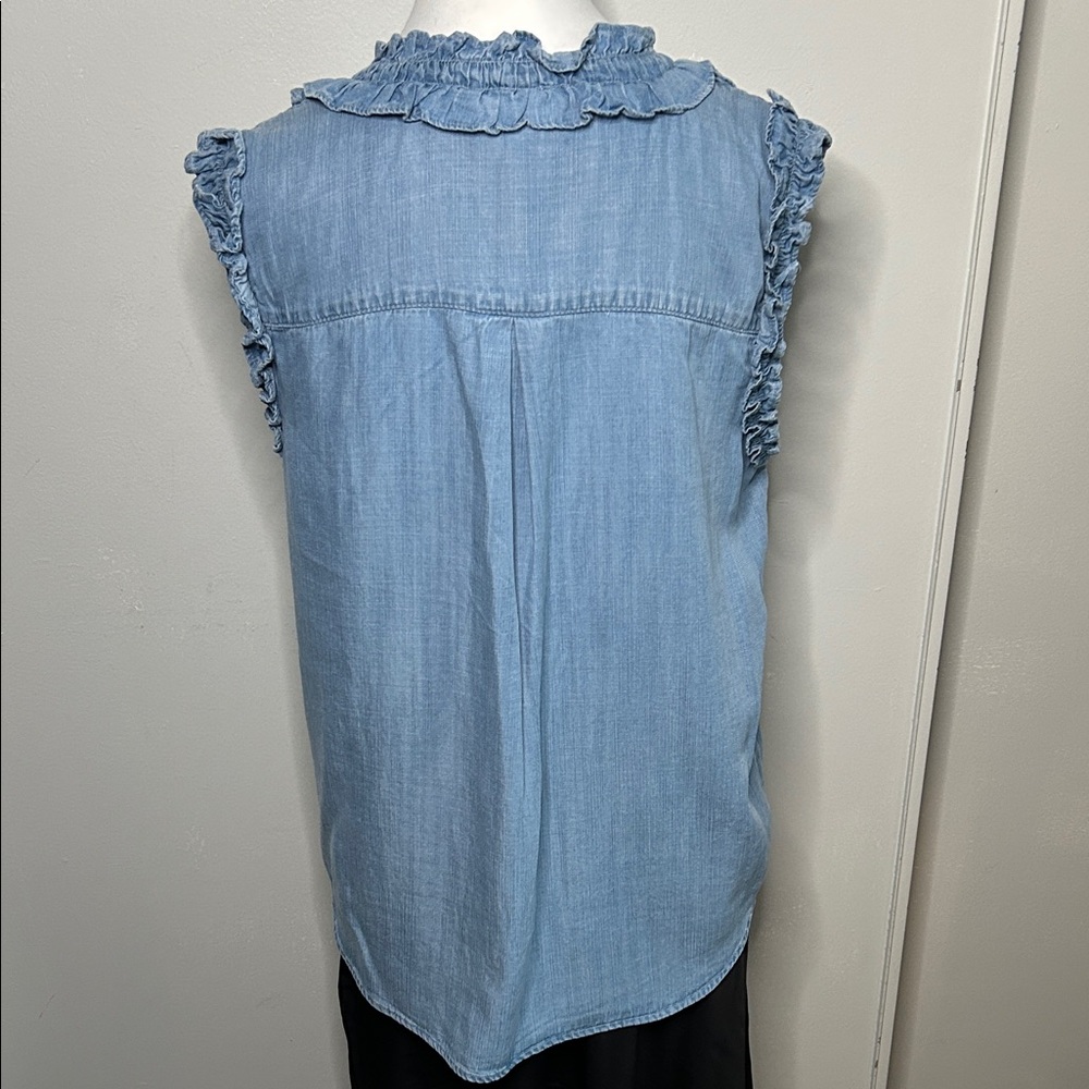 Wit & Wisdom New Light Blue Chambray Ruffled V-Cut Sleeveless Denim-Style Top - Picture 4 of 10